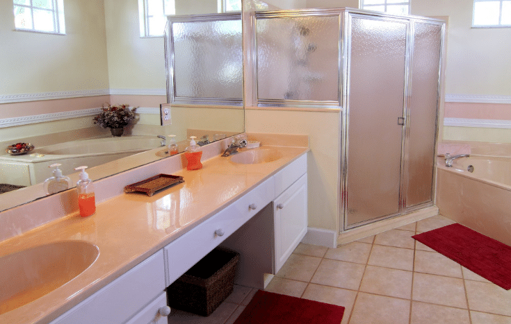 Outdated bathroom | Innovate Builders Blog | Innovate Building Solutions | #OldBathroom #outdatedbathroom #BathroomRemodel #CrappyBathroom