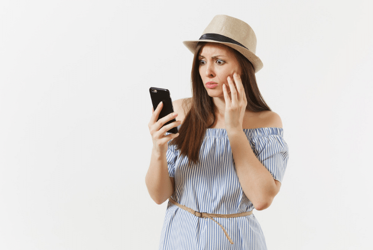 Person locked in on their cell phone | Innovate Building Solutions | Innovate Builders Blog | #TradeShows #CellPhoneUse #PersonOnPhone #EventShows