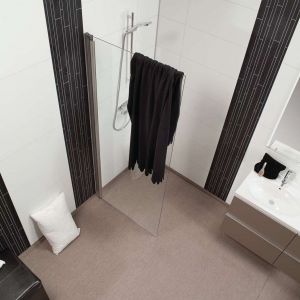 Black Vertical Trim Patterns With White Laminated Shower Walls