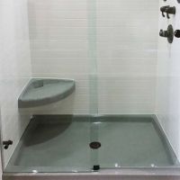 Curved corner seat 18" x 18" in a cultured granite shower - Innovate Building Solutions 