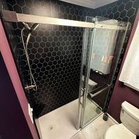 BlackHexagon Pattern walk in shower with Duplach Innovastone base5