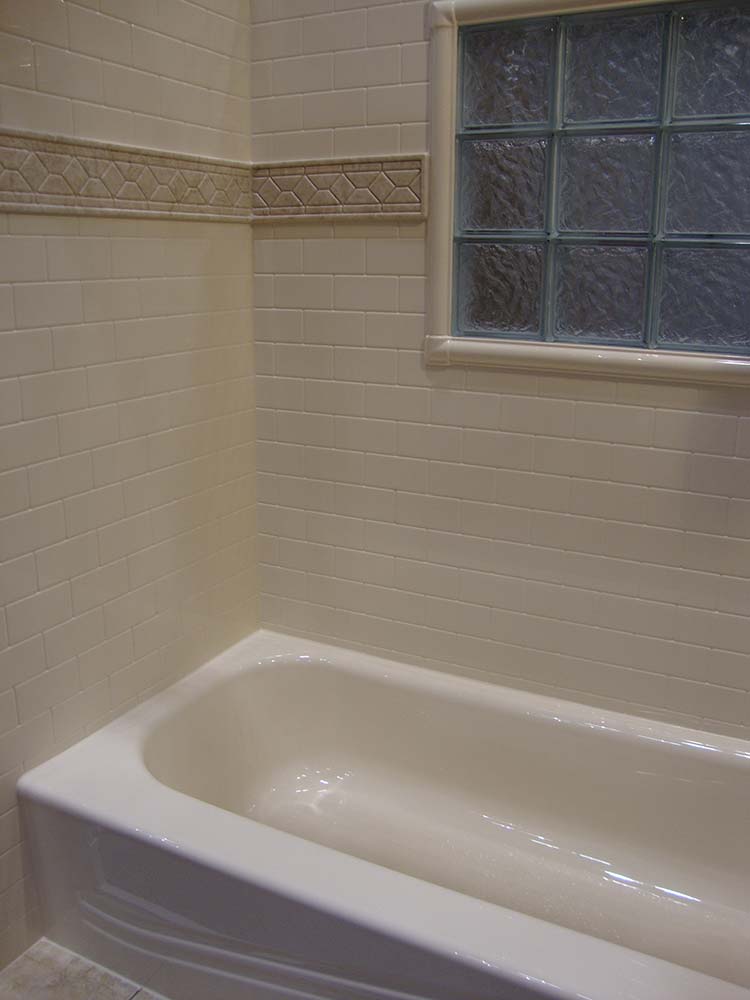 Iceberg pattern bathtub surround window in a low maintenance bathroom - Innovate Building Solutions 