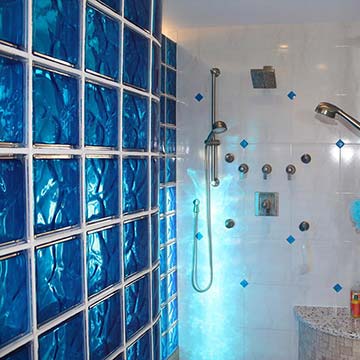 https://innovatebuildingsolutions.com/wp-content/uploads/Dual-handheld-and-stationary-shower-head-in-curved-glass-block-shower.jpg