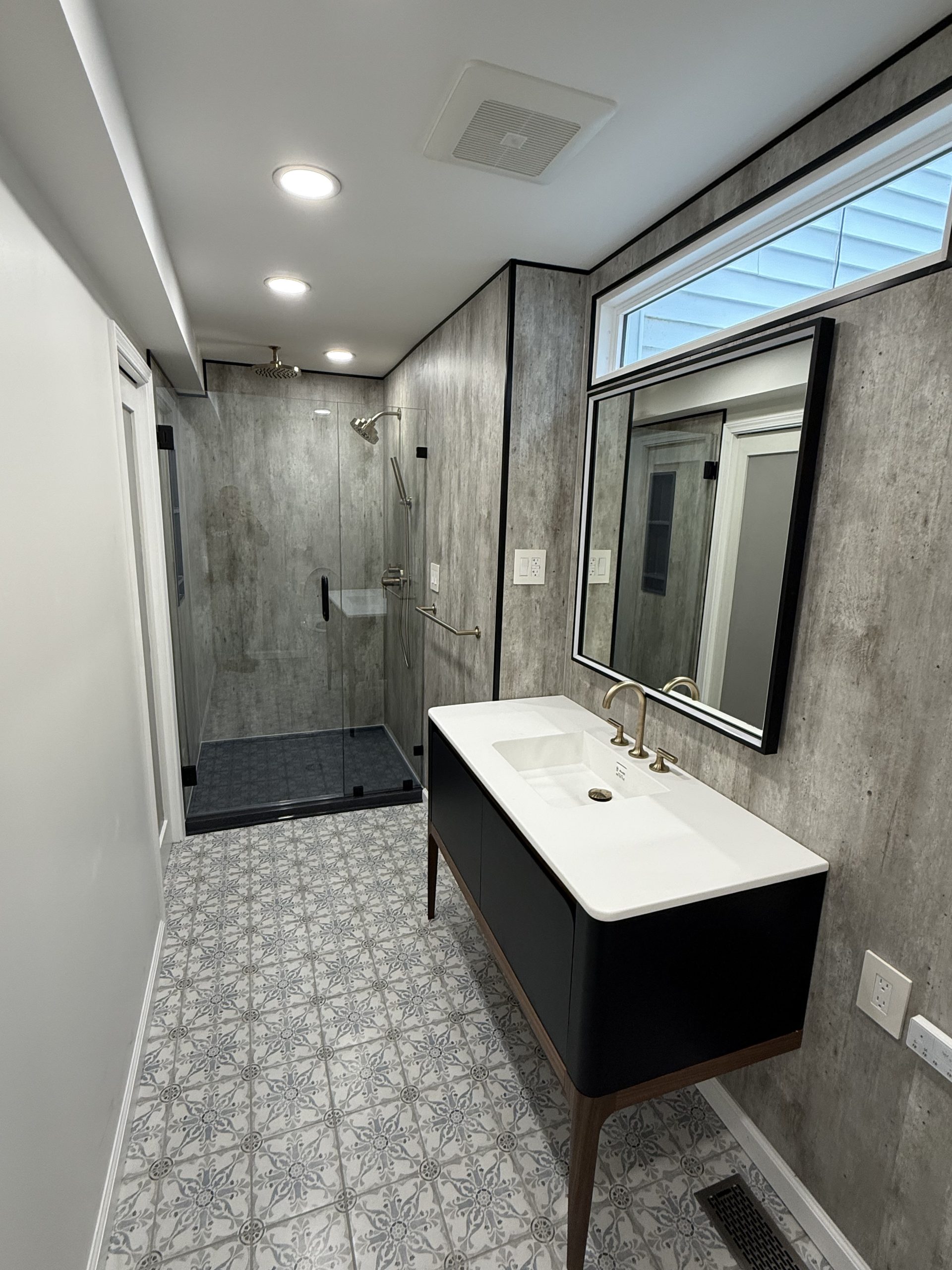 Cracked Cement_Walkinshower_GlassDoor_SolidSurfaceBase
