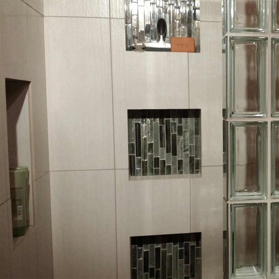 Glass tile niche in a glass block shower using 4 x 8 clear glass blocks - Innovate Building Solutions 